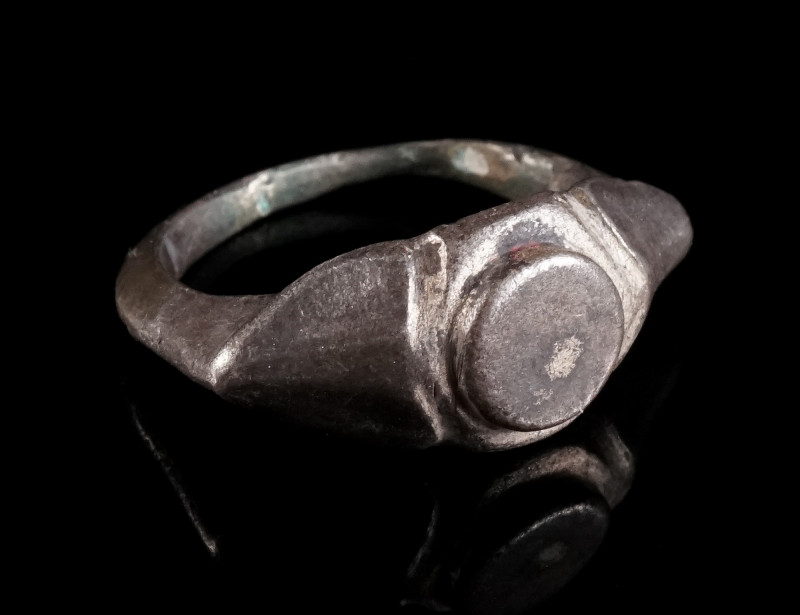 A ROMAN SILVER RING Circa 3rd century AD. With projecting round bezel and cusped...