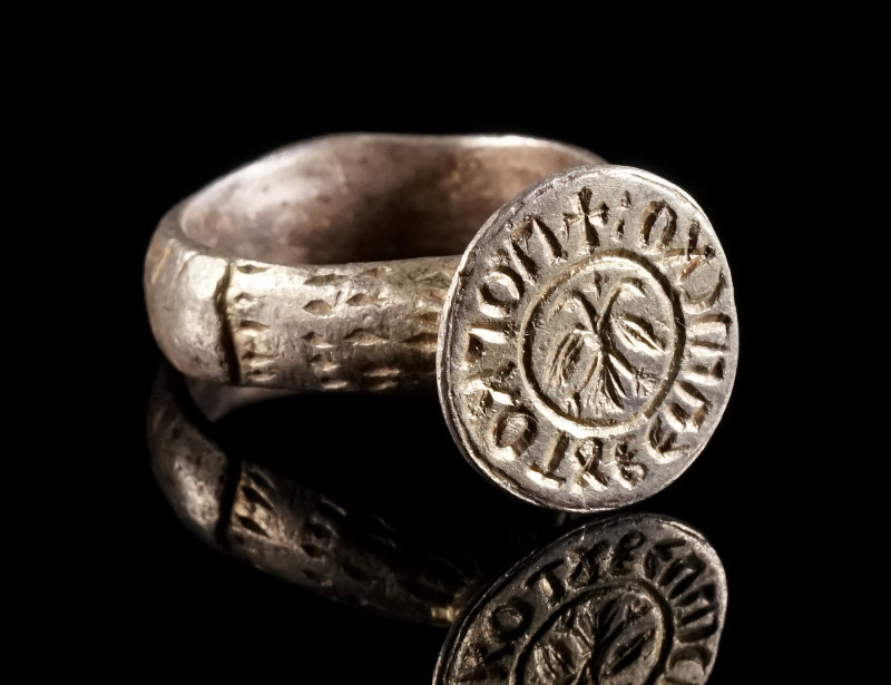 A GILDED SILVER RING WITH INSCRIPTION Circa 14th-15th century AD. The projecting...