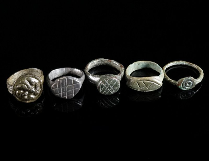 A GROUP OF FIVE SMALL ANTIQUE BRONZE RINGS Circa 5th-7th century AD, and 14th-16...