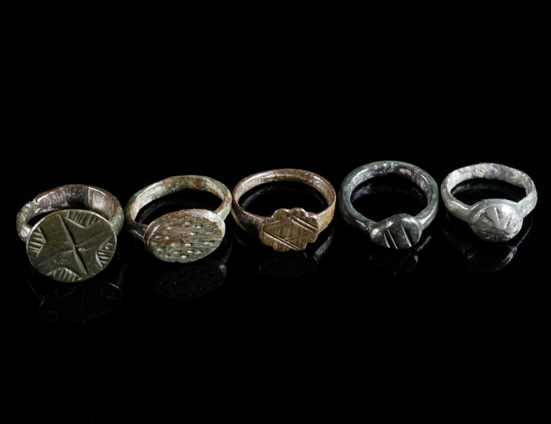 A GROUP OF FIVE SMALL MEDIEVAL/EARLY MODERN BRONZE RINGS Circa 14th-16th century...