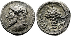 SIZILIEN. NAXOS. Litra ø 10mm (0.96g). 530 - 510 v. Chr. Vs.: Kopf des bärtigen Dionysos mit Efeukranz n. l. Rs.: NAXION, Weintraube. Cahn, Naxos Taf....