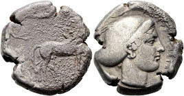 SIZILIEN. SYRAKUS. 2. Republik, 466 - 406 v. Chr. Tetradrachme ø 24mm (16.95g). 430 - 420 v. Chr. Vs.: Wagenlenker eine Biga n. r. lenkend, die von Ni...