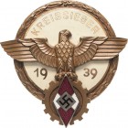 Orden des Dritten Reiches
Kreissieger/Berufswettkampf Verliehen 1939. Buntmetall und emailliert. 48 x 48 mm, 27,83 g. Revers Hersteller: A.G. THAM GA...