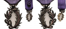 Ausländische Orden und Ehrenzeichen Frankreich
Palmen der Akademie Ehrenzeichen eines Offiziers. 40 x 30 mm mit Band und 2. Exemplar - 20 x 11 mm mit...