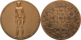 Ausstellungen - Weltausstellungen
1958 - Brüssel Bronzemedaille Für eine menschlichere Welt. Jugendliche Gestalt / Vier Zeilen Schrift in einem Potpo...