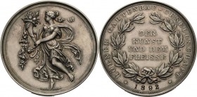 Gartenbau und Landwirtschaft
Köln Silbermedaille 1892 (Oertel) Preismedaille der Gartenbaugesellschaft. Fliegende Göttin mit Blumenfüllhorn nach link...