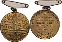 Geschenkmedaillen - Religion
 Vergoldete Bronzemedaille 1967. 1400 Jahre Koran. Islamischer Schriftzug / 8 Zeilen Schrift (Koranzitat). 31,5 mm, 10,6...