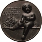Kinderdarstellungen
 Einseitige Eisengußmedaille o.J. Gedenket der Säuglinge und Kinder. Füllhorn, davor sitzendes Kleinkind. 62,6 mm, 70,32 g Vorzüg...