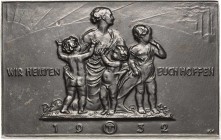 Medailleur Hörnlein, Friedrich Wilhelm 1873 - 1945
 Eisengussplakette 1932 Weihnachtsplakette. Mutter mit 3 Kindern vor aufgehender Sonne und Fabriks...