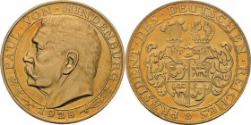 Personenmedaillen
Hindenburg, Paul von 1847-1934 Goldmedaille 1928 (J. Bernhardt) Kopf nach links / zweifach behelmtes, vierfeldiges Wappen. Mit Rand...
