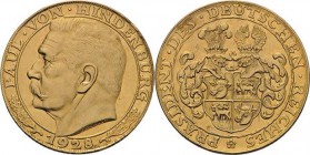 Personenmedaillen
Hindenburg, Paul von 1847-1934 Goldmedaille 1928 (J. Bernhardt) Kopf nach links / zweifach behelmtes, vierfeldiges Wappen. Mit Rand...