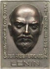 Personenmedaillen
Lenin, Wladimir Iljitsch (1870-1924) Einseitige Bronzegußplakette o.J. (unsigniert) Kopf von vorn, umher Schrift. 77,7 x 57,6 mm, 1...