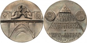 Güttler, Peter Götz *1939 Weißmetallgußmedaille 2005. 15 Jahre Partnerschaft Numismatische Gesellschaft Schweinfurt und Verein Suhler Münzfreunde. Übe...