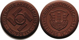 Porzellanmedaillen - Medaillen der Meißner Porzellanmanufaktur
Freiberg Braune Porzellanmedaille 1934. Gruppenaufmarsch des Deutschen Arbeitsdienstes...