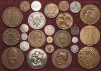 Allgemein
Lot-41 Stück Medaillen aus edlen und unedlen Metallen. Dabei: Silber (3x) Porzellan (2x) und Kohle (1x) auf verschiedene Anlässe der 2. Häl...