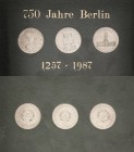 Thematische Sätze
1987 - 750 Jahre Berlin 5 Mark 1987 Nikolaiviertel, Alexanderplatz und Rotes Rathaus. In originaler Hartplastik Prägefrisch