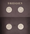 Thematische Sätze
1985 - 40. Jahrestag der Zerstörung Dresdens 5 Mark 1985 Zwinger und Frauenkirche in Dresden. In originaler Hartplastik Stempelglan...