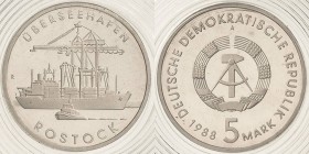 Gedenkmünzen Polierte Platte
 5 Mark 1988. Überseehafen Rostock. Im verplombten Originaletui Jaeger 1619 Polierte Platte