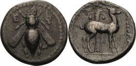 Ionien Ephesos
 Drachme 202/133 v. Chr. Münzbeamter Apollonios. Biene zwischen Epsilon und Phi / Hirsch vor Palme nach rechts, daneben Münzbeamtennam...