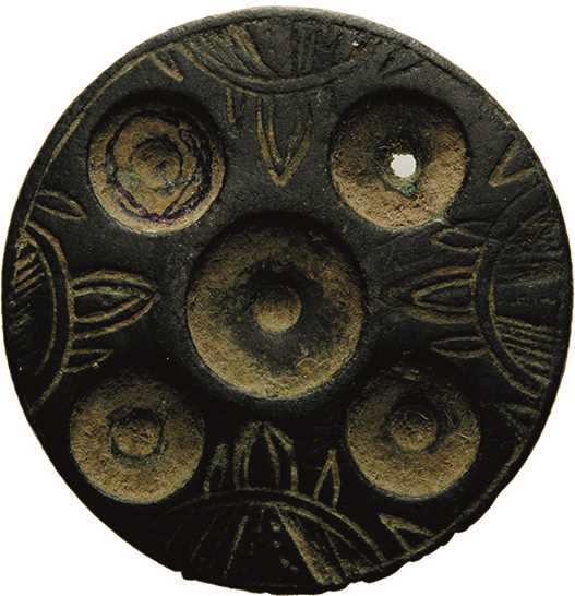 Griechische und römische Bronzen
Fibel mit ansprechendem Ritzdekor. 33,5 mm, 14...