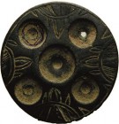 Griechische und römische Bronzen
Fibel mit ansprechendem Ritzdekor. 33,5 mm, 14,24 g Befestigungsnadel fehlt, min. Loch, sehr schön-vorzüglich