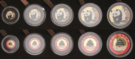 China-Volksrepublik
500, 200, 100, 50 und 20 Yuan 2001. Panda aus Bambuspflanzung hervorkommend. Farbmotiv. Im Etui mit Zertifikat Schön 1270-1274 KM...