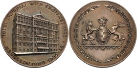 Medaillen
Wien Versilberte Bronzemedaille 1958 (A. Zierler) Neugestaltung des Hotels Imperial Wien. Gebäudeansicht / Bekröntes Wappenschild, gehalten...