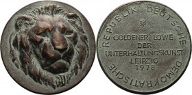 Leipzig
 Bronzegußmedaille 1978 (unsigniert) Goldener Löwe - Preismedaille der Unterhaltungskunst der DDR. Löwenkopf halbrechts / Schrift. 71,5 mm, 1...