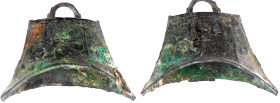 CHINA und Südostasien

China

Chou-Dynastie 1122-255 v. Chr.

Bronze-Glockengeld, wohl Chunqiu-Periode ca. 770/446 v.Chr. 43 X 21 X 22 mm. sehr ...