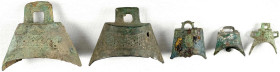 CHINA und Südostasien

China

Chou-Dynastie 1122-255 v. Chr.

5 X Bronze-Glockengeld, wohl Chunqiu-Periode ca. 770/446 v. Chr. 28 bis 73 mm brei...