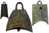 CHINA und Südostasien

China

Chou-Dynastie 1122-255 v. Chr.

3 X Bronze-Glockengeld, wohl Chunqiu-Periode ca. 770/446 v. Chr. Hohe Form mit Orn...