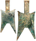 CHINA und Südostasien

China

Chou-Dynastie 1122-255 v. Chr.

Spatenmünze ("pointed shoulder spade") um 500/400 v.Chr. ohne Legende. Höhe 110 mm...
