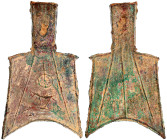 CHINA und Südostasien

China

Chou-Dynastie 1122-255 v. Chr.

Bronze-Spatengeld mit hohlem Griff ca. 400/300 v. Chr. "sloping shoulder", Legende...