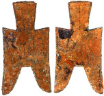CHINA und Südostasien

China

Chou-Dynastie 1122-255 v. Chr.

Bronze-Spatengeld mit flachem Griff ca. 350/250 v.Chr. Pointed foot spade. Lin Ban...