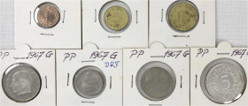 Münzen der Bundesrepublik Deutschland

Kursmünzensätze

1 Pfennig - 5 Deutsche Mark, 1964-2001

1967 G, offen (Münzen in Rähmchen), das 2 Pf.-St...
