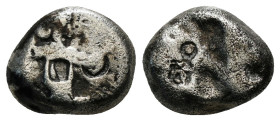 ACHAEMENID EMPIRE. Time of Darios II (424-405 BC). Siglos. Sardes.
Obv: Persian king in kneeling-running stance right, holding spear and bow, and with...