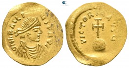 Heraclius AD 610-641. Constantinople. Semissis AV