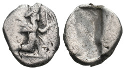 ACHAEMENID EMPIRE. Time of Darios II (424-405 BC). Siglos. Sardes.
Obv: Persian king in kneeling-running stance right, holding spear and bow, and with...