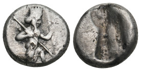 ACHAEMENID EMPIRE. Time of Darios II (424-405 BC). Fourree Siglos. Sardes.
Obv: Persian king in kneeling-running stance right, holding spear and bow, ...
