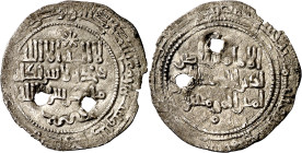 Califato. AH 318. Abd al-Rahman III. Al Andalus. Dirhem. (V. 354) (Fro. 7). Dos perforaciones de época. Muy escasa, sólo hemos tenido un ejemplar. 2,2...