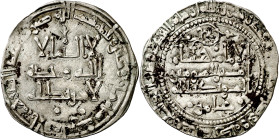 Califato. AH 367. Hisham II. Al Andalus. Dirhem. (V. 501) (Fro. 42). Con "fi" antes de "sanata". Módulo grande. Escasa. 3,57 g. MBC+.