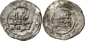 Califato. Hisham II. Al-Mansura. Dirhem. (V. 668 bis, página 390). Acuñación descuidada. Rarísima, no hemos tenido ningún ejemplar. 2,93 g. MBC+.