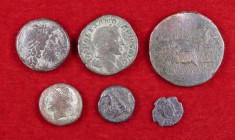 Lote formado por 2 sestercios, 1 pequeño bronce bajoimperial y 3 bronces griegos. Total 6 monedas. A examinar. BC-/MBC.