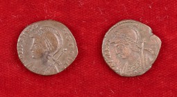Constantino I. Æ 17. Lote de 2 monedas con leyenda CONSTANTINOPOLIS y reverso Victoria, cecas distintas. MBC+.