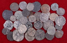Lote de 33 cobres españoles, la mayoría de época medieval, incluye 2 vellones medievales europeos. Total 35 monedas. A examinar. BC/MBC+.