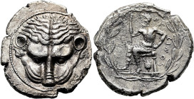 BRUTTIUM. RHEGION Tetradrachme ø 29mm (16.41g). Um 430 v. Chr. Vs.: Löwenskalp auf einem Schildrund frontal. Rs.: REGINOS, auf einem Diphros n. l. sit...