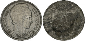 FRANCE
IIIe République (1870-1940). 5 francs Bazor, flan splitté 1933, Paris.
G.753 - F.335 ; Nickel - 3,09 g - 24 mm - 6 h
Rare monnaie fautée. TTB à...