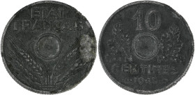 FRANCE
État Français (1940-1944). 10 centimes État Français, petit module, non troué 1943.
G.291 - F.142 ; Zinc - 1,63 g - 17 mm - 6 h
Corrosion à l’a...