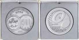 JAPON - JAPAN
Naruhito (2019 à nos jours). Médaille commémorant la frappe de la 500 yen bicolore 2021.
Argent - 160 g - 60 mm - 12 h
Dans son coffret ...