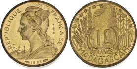 MADAGASCAR
République. Essai-piéfort de 10 francs 1953, Paris.
Lec.107 ; Bronze-aluminium - 5,92 g - 20 mm - 12 h
Frappé à 104 exemplaires. Superbe....